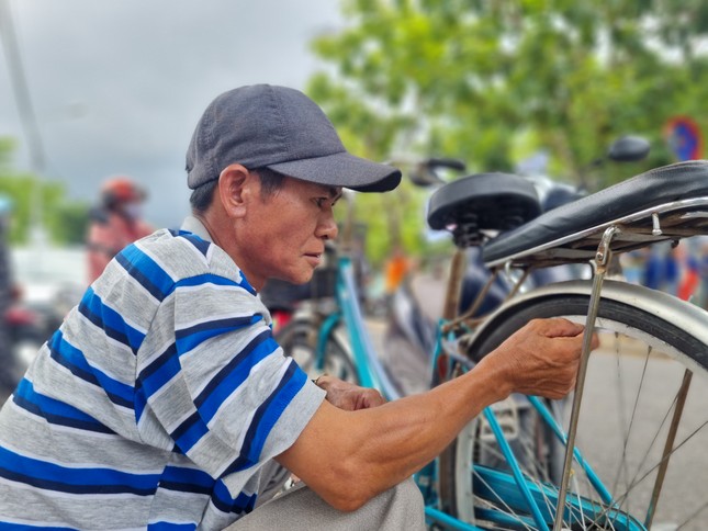 Cha đạp xe ‘cà tàng’ chở con gái đi thi Tốt nghiệp THPT gây xúc động 