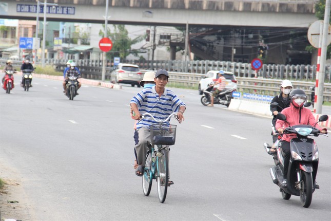 Hình ảnh giản dị cha chở con gái trên chiếc xe cà tàng đi thi Tốt nghiệp THPT gây xúc động.