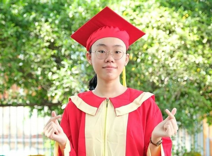 Thủ khoa lớp 10 TP HCM, Nguyễn Minh Anh giải đề Tiếng Anh trong 5 phút