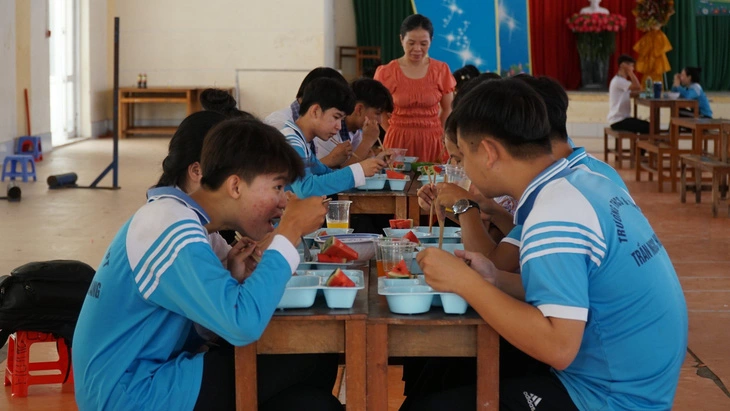 Bữa cơm trưa cho học sinh tại Trường THCS, THPT Trần Ngọc Hoằng (huyện Chờ Đỏ, TP Cần Thơ) - Ảnh: T.LŨY