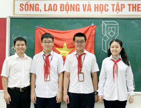 Thầy chủ nhiệm Cao Văn Dũng và 3 thủ khoa của lớp 9A: Hà Mạnh Hùng, Nguyễn Hoàng Minh Quân và Vũ Nguyên Nguyên.