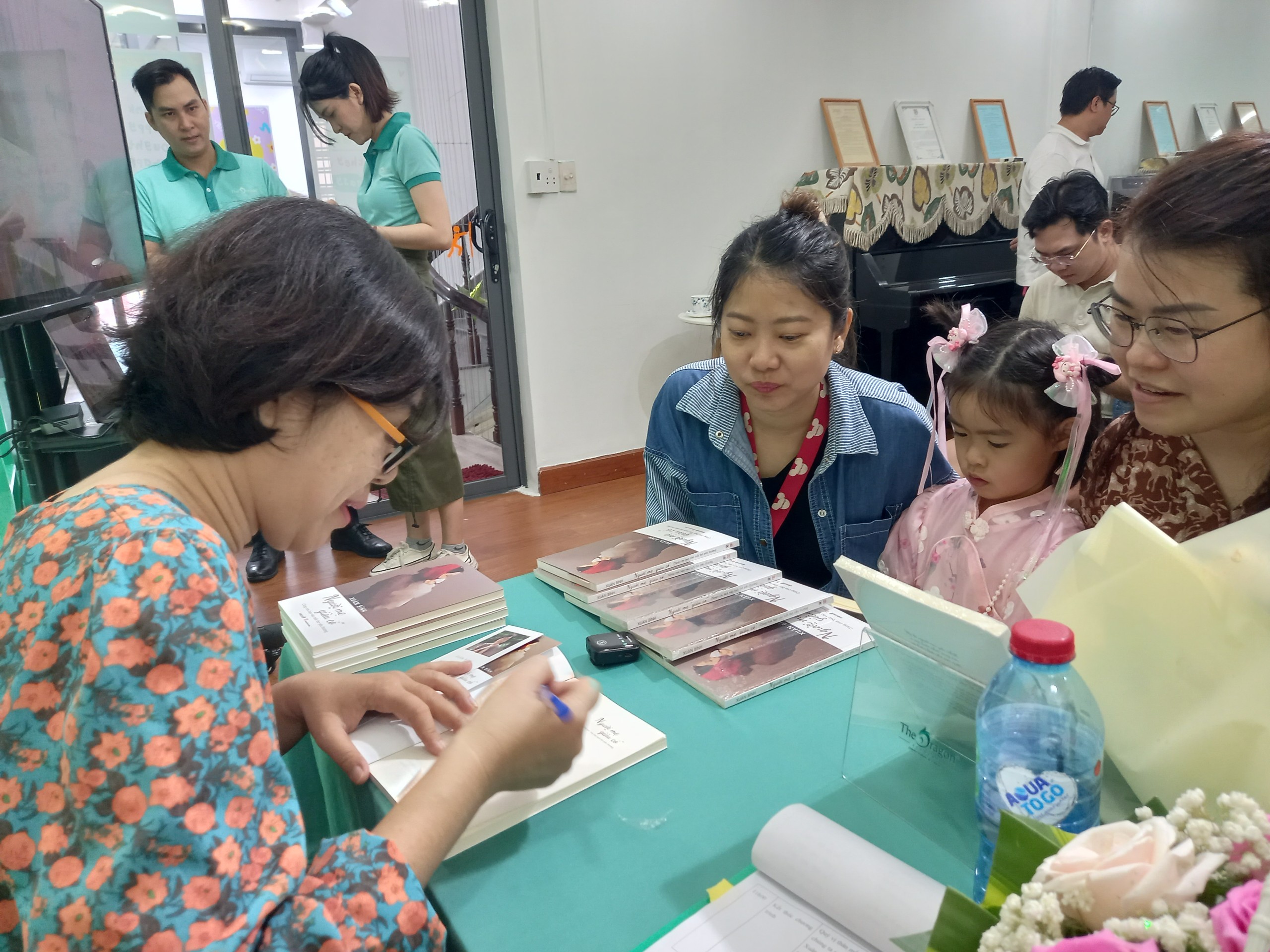 Người mẹ giàu có cùng con bay vào tuổi thơ yêu thương