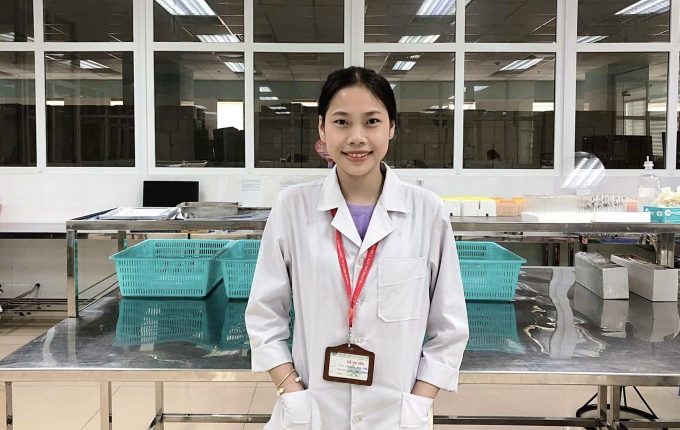 Hiện, Nhi là cử nhân Y khoa Xét nghiệm, làm việc tại Khoa huyết học- Truyền máu, Bệnh viện đa khoa tỉnh Thanh Hóa. Ảnh: Nhân vật cung cấp