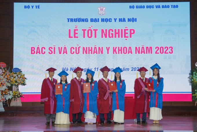 Nguyễn Anh Nhi (thứ 4 từ trái qua) nhận bằng tại Lễ tốt nghiệp, trường Đại học Y Hà Nội. Ảnh: Nhân vật cung cấp