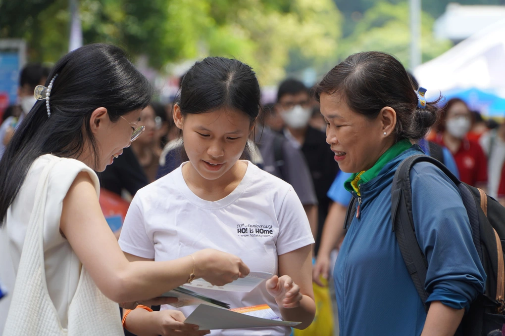 Thí sinh lo lắng vì yêu cầu: “Chỉ trúng tuyển… khi đăng ký nguyện vọng 1”