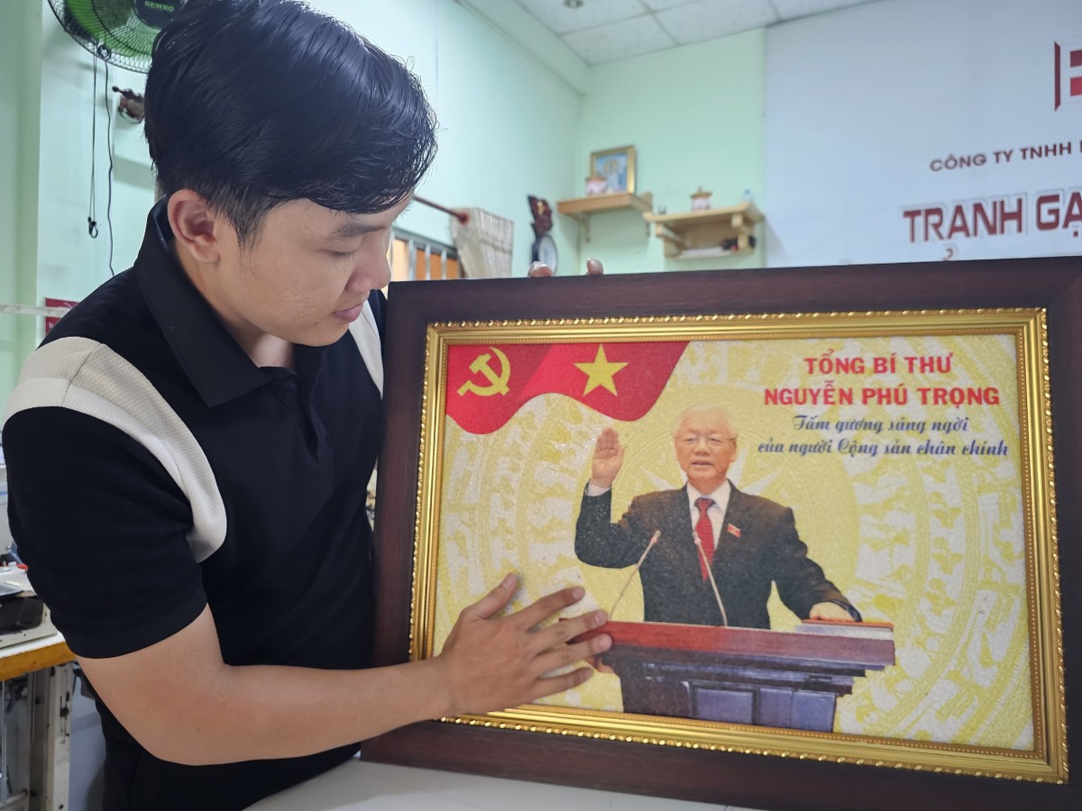 Thanh niên Cần Thơ vẽ tranh gạo tưởng nhớ Tổng Bí thư Nguyễn Phú Trọng