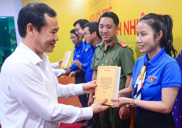 Tổng bí thư Nguyễn Phú Trọng: Tấm gương cho người trẻ tự soi.