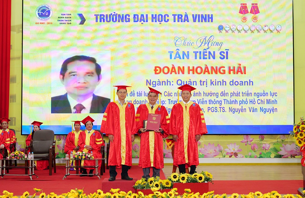 Cụ ông 73 tuổi tốt nghiệp tiến sĩ 