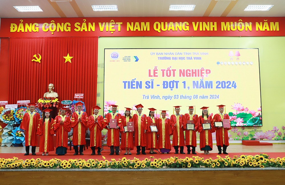 Cụ ông 73 tuổi tốt nghiệp tiến sĩ 