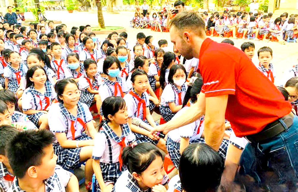 Đề nghị đưa tiếng Anh thành ngôn ngữ thứ hai trong trường học