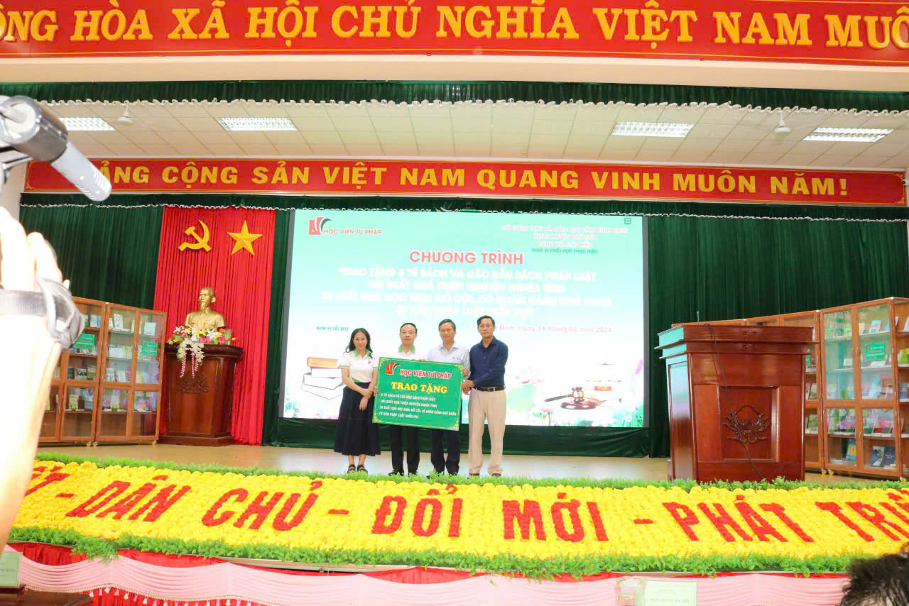 Học viện Tư pháp trao tặng “Tủ sách pháp luật”,