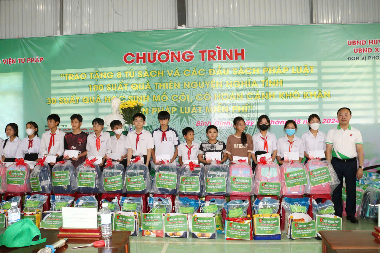 Học viện Tư pháp trao tặng “Tủ sách pháp luật”, 100 suất quà học sinh nghèo Bình Định