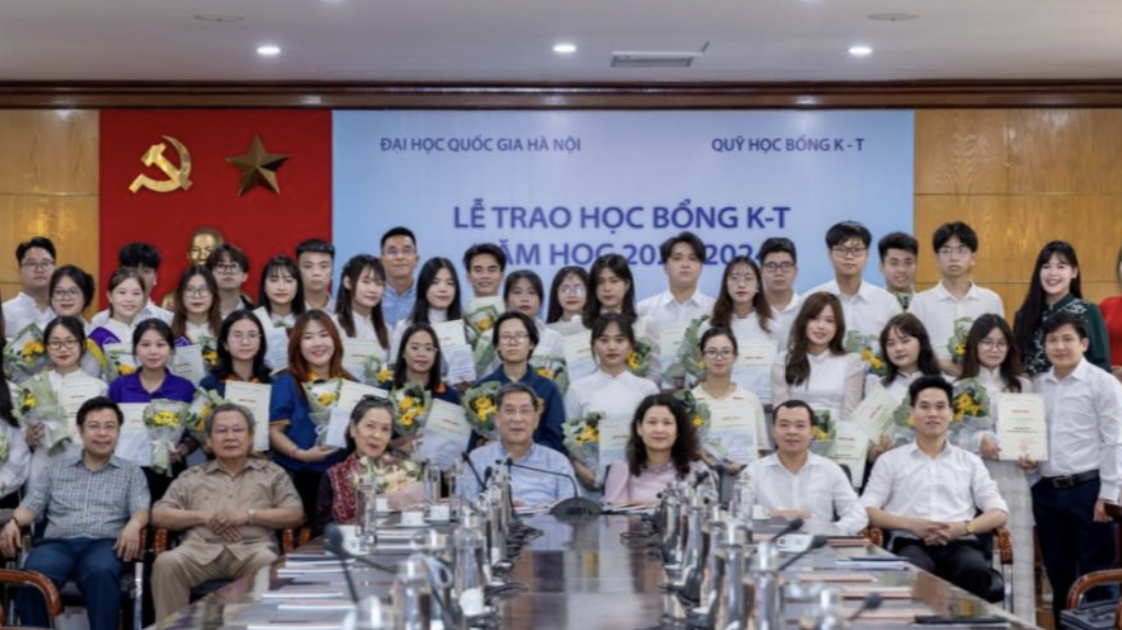 Lễ trao học bổng cho sinh viên khó khăn vươn lên trong học tập của Đại học Quốc gia Hà Nội. Ảnh: VNU