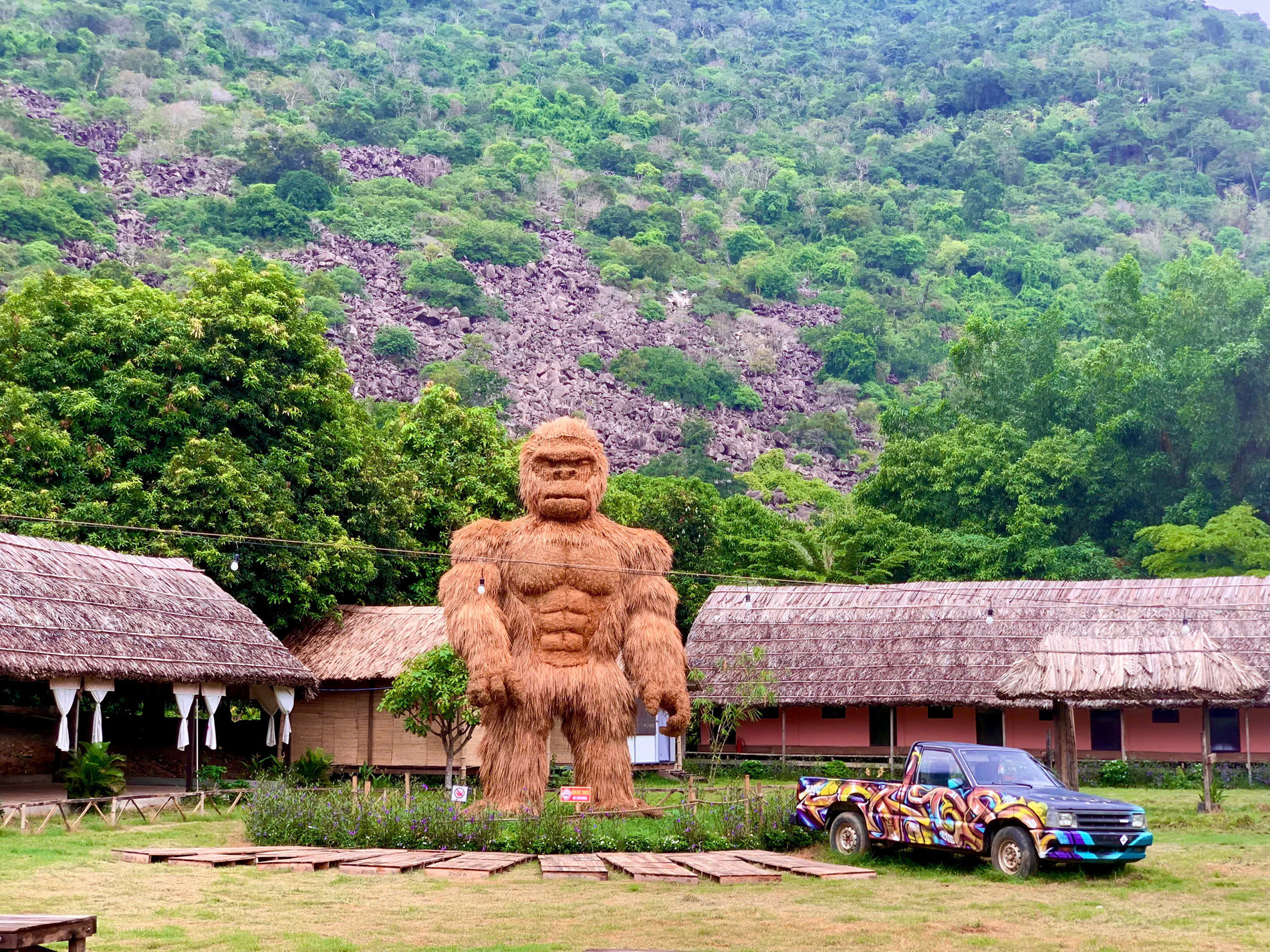 Độc lạ Tây Ninh: Chàng trai biến tre, trúc thành đồ trang trí đẹp đến khó tin