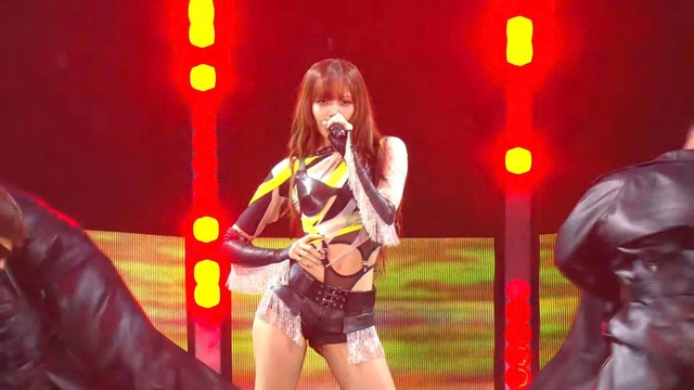 Lisa (BLACKPINK) ngày càng "nóng bỏng" 