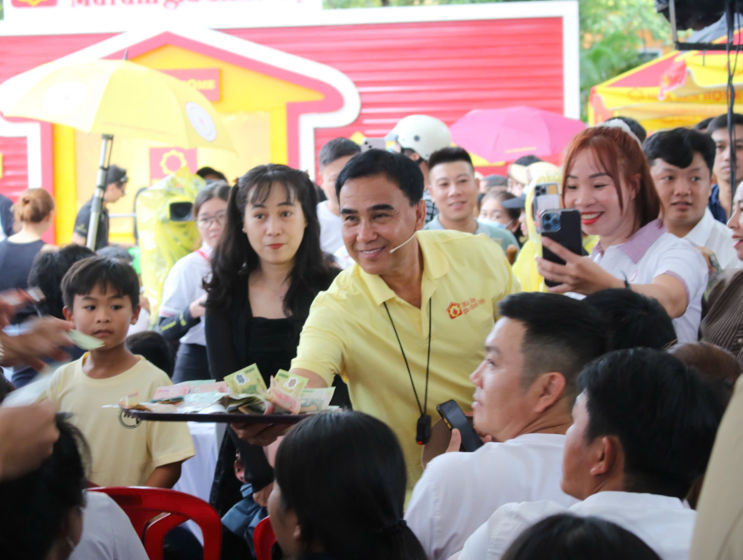 Mang yêu thương lên miền cao