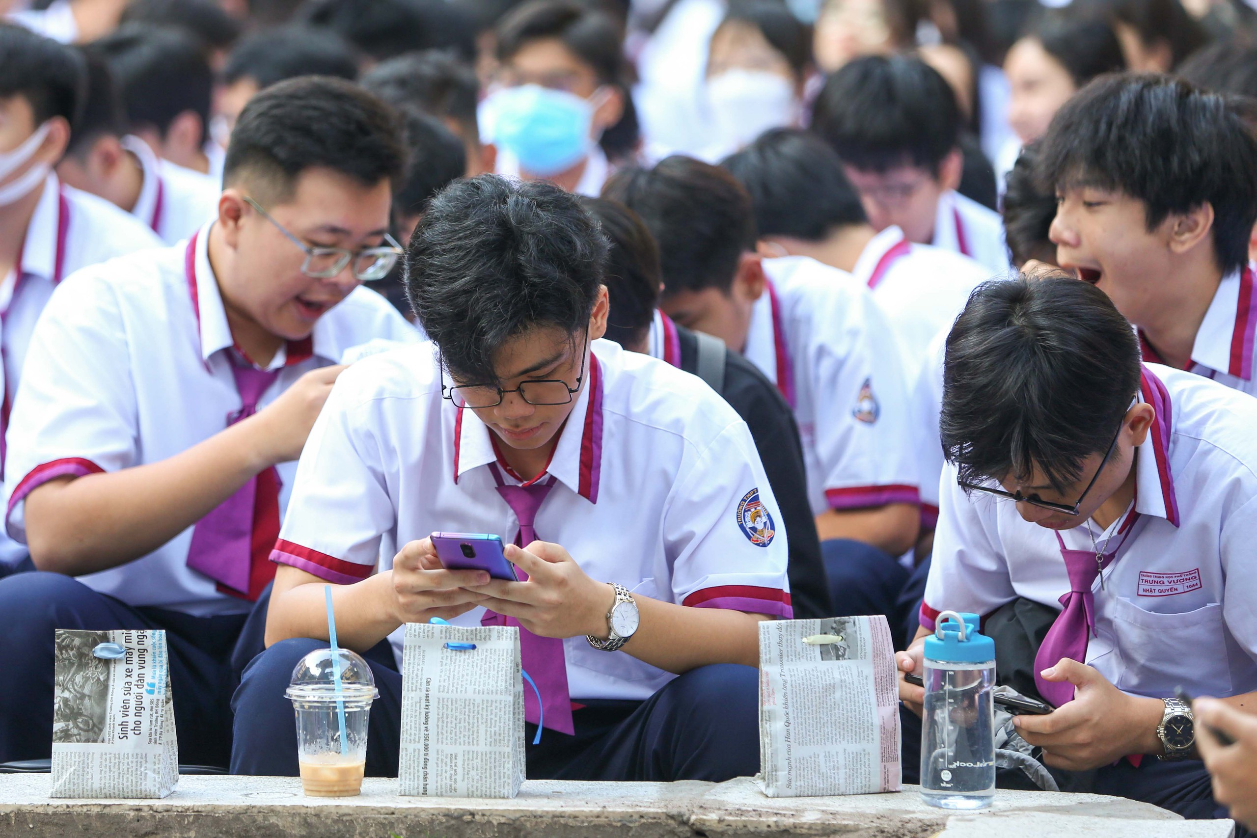 Theo quy định của Bộ Giáo dục và Đào tạo, học sinh không được sử dụng điện thoại nhưng không cấm dùng trong giờ giải lao