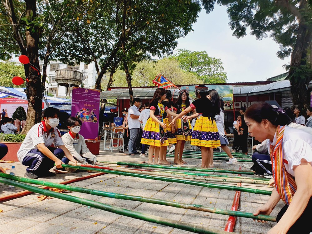 cấm học sinh dùng điện thoại trong trường 