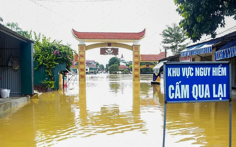 Mưa lũ, nhiều trường ở Nghệ An, Hà Tĩnh cho học sinh nghỉ học