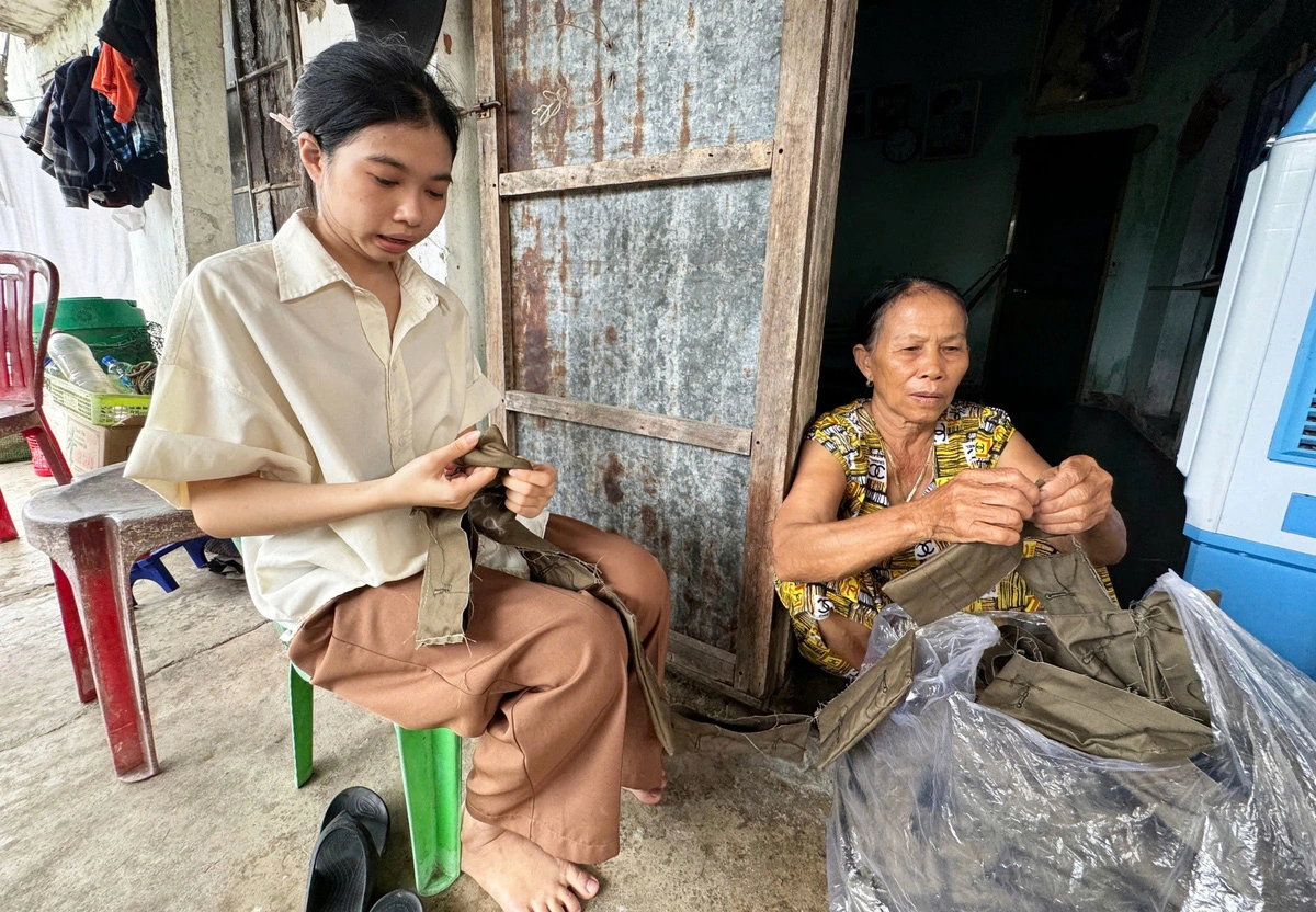 Nữ sinh mồ côi sau bão Chanchu nhận học bổng 132 triệu đồng