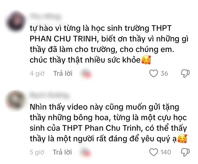 Hình ảnh xúc động teen Trường THPT Phan Chu Trinh, Đắk Lắk chia tay thầy hiệu trưởng