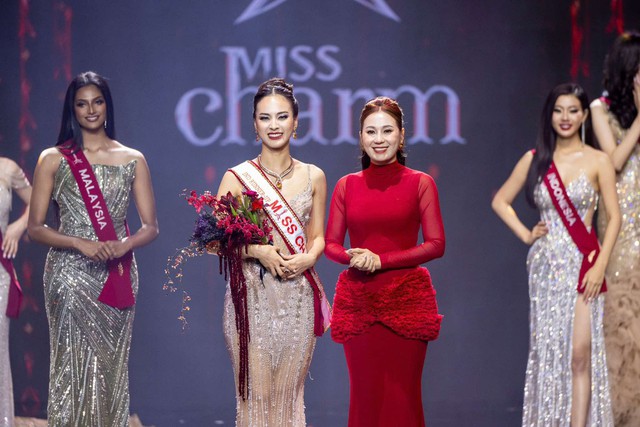 Đăng quang Miss Charm 2024 người đẹp Malaysia vỡ oà hạnh phúc 