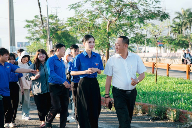 Hoa hậu Nguyễn Thanh Hà với phương án tái chế rác thải thành túi đi chợ