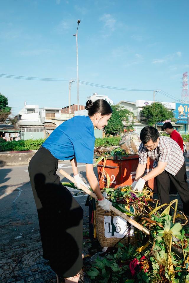 Hoa hậu Nguyễn Thanh Hà với phương án tái chế rác thải thành túi đi chợ Hoa hậu Môi trường Thế giới 2023 đặc biệt ấn tượng với dự án băng rôn tái chế thành túi đi chợ