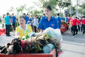 Hoa hậu Nguyễn Thanh Hà với phương án tái chế rác thải thành túi đi chợ