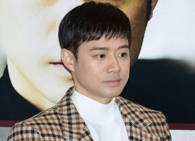 Hoàng tử nụ cười Chun Jung-myung bị quản lý lừa