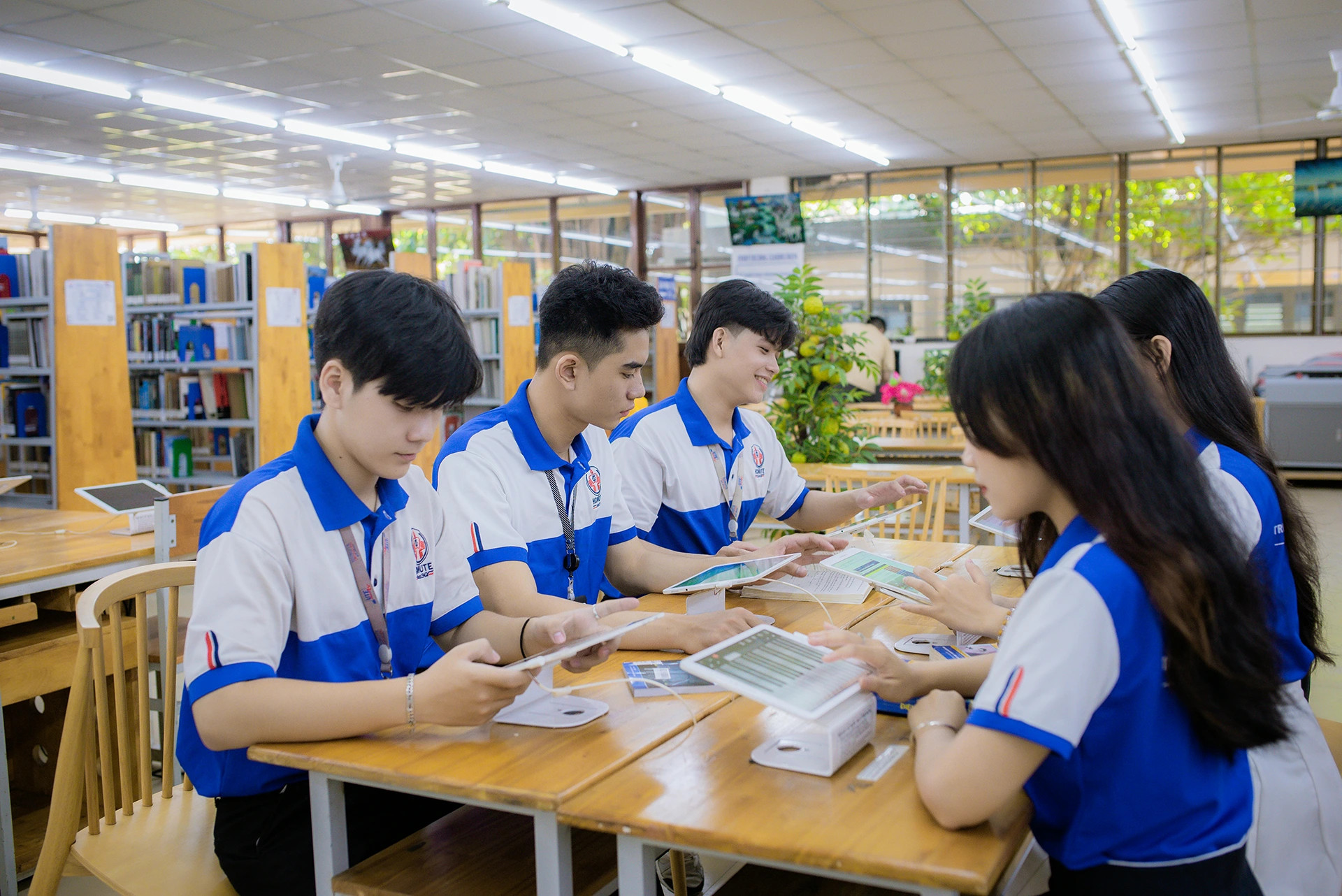 Yêu cầu sinh viên nữ không mặc quần jean rách, váy ngắn trên gối đến trường