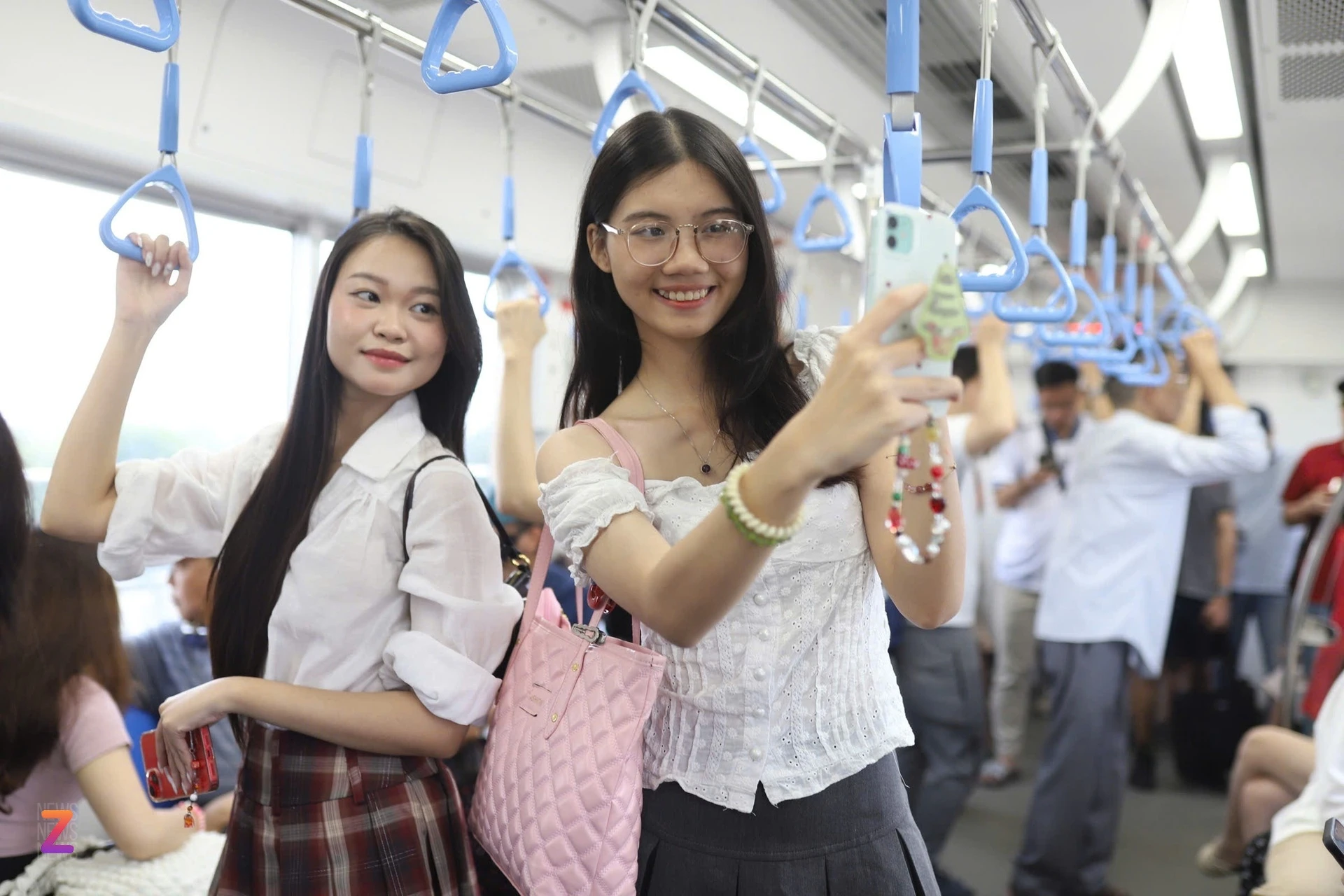 Các bạn trẻ hào hứng lần đầu trải nghiệm Metro 