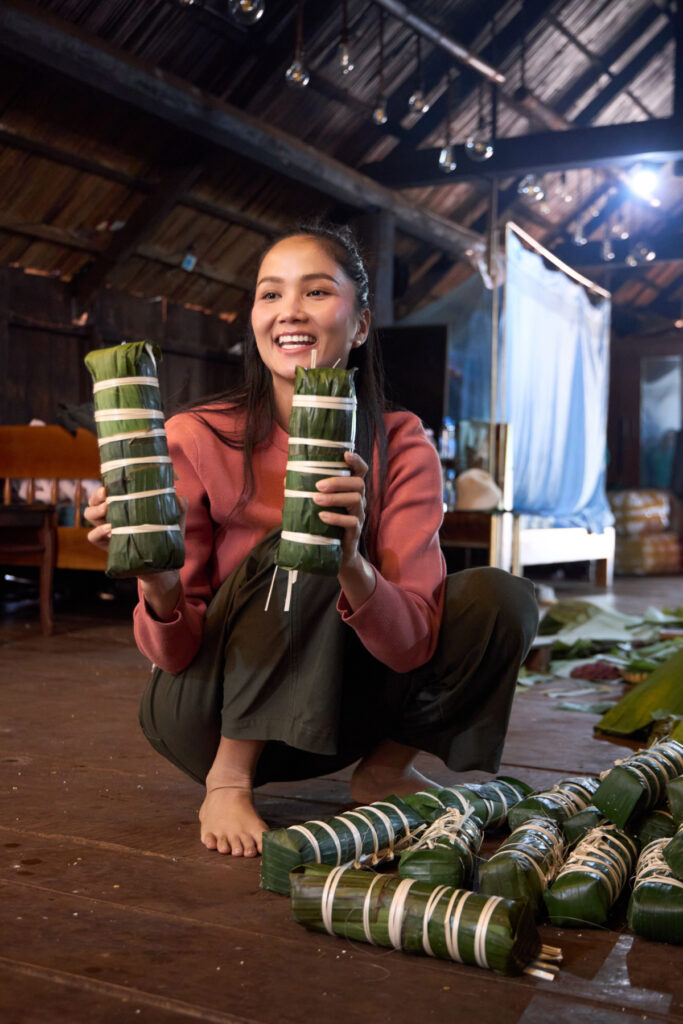 "Chưa năm nào gia đình tôi gói bánh số lượng lớn đến vậy. Tôi mong món quà nhỏ sẽ góp niềm vui thêm với mọi người, cùng đón năm mới thật nhiều điều may mắn", cô nói.