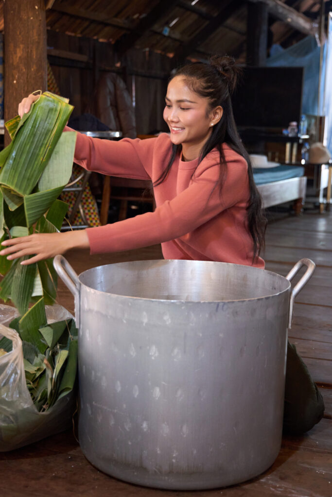 H'Hen Niê cùng ba mẹ, cô dì, chú bác, bạn bè chuẩn bị lá chuối, hàng chục cân nếp, thịt, đậu xanh để gói bánh.