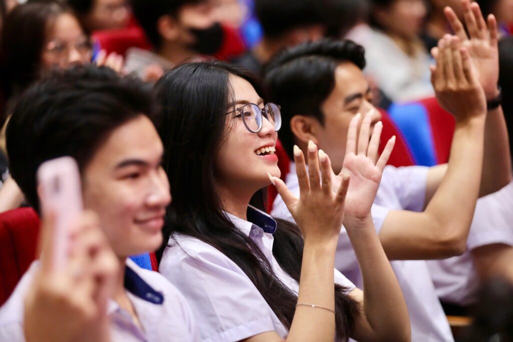 Chia sẻ tại ngày hội tuyển sinh, nhiều nữ sinh của Đại học Ngân hàng TPHCM bày tỏ sự ngưỡng mộ với Hoa hậu Thanh Thủy và xem cô là hình mẫu để theo đuổi trong hành trình sắp tới.