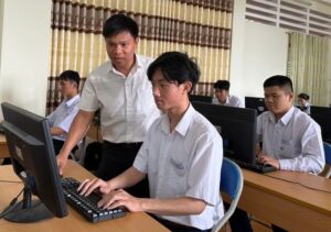 Thầy Lê Quang Nhân tận tình chỉ dạy các em học sinh