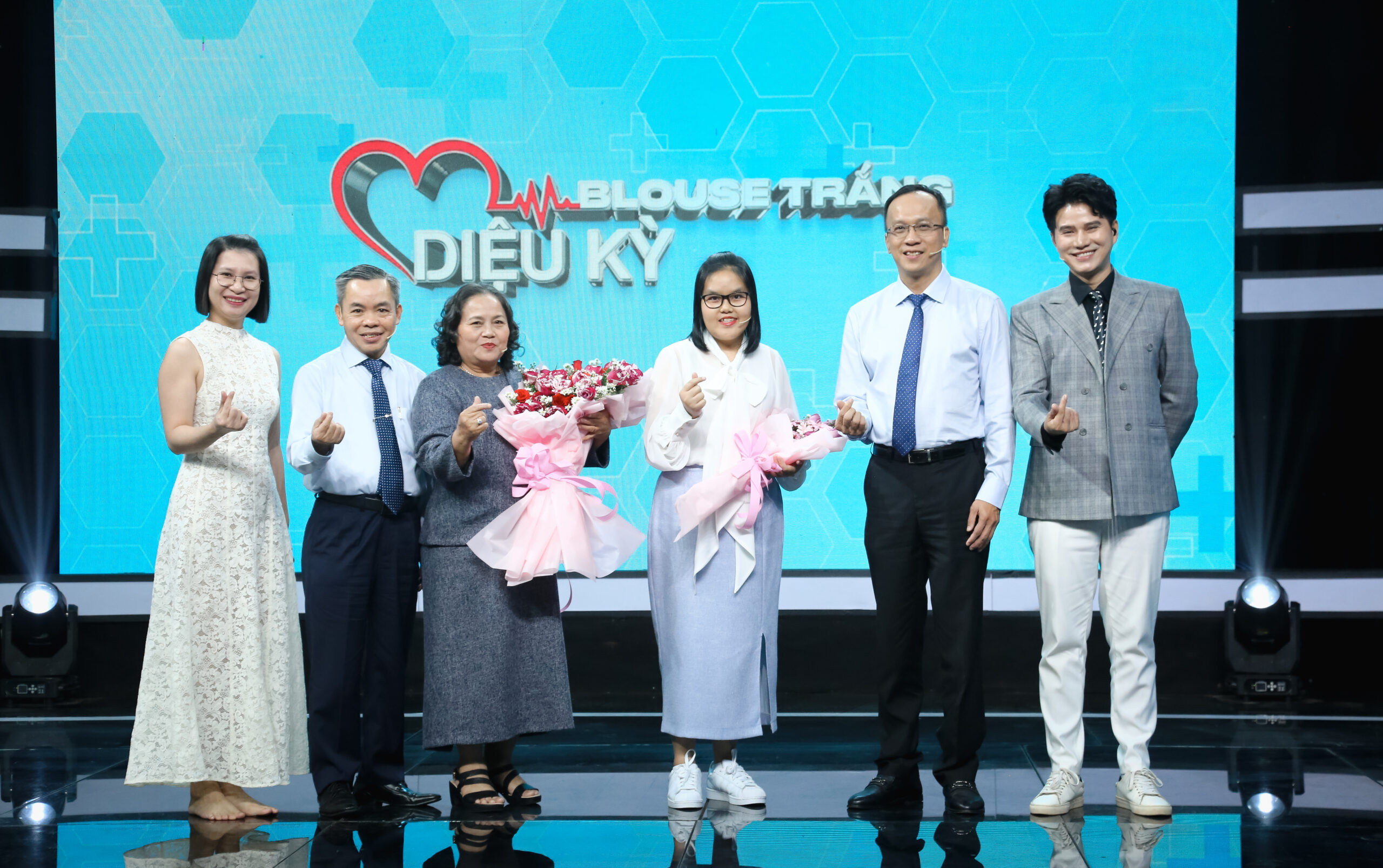 Cảm động cô bé u tuyến yên gấp 1000 hạc giấy với điều ước khoẻ mạnh Cảm động cô bé u tuyến yên gấp 1000 hạc giấy với điều ước khoẻ mạnh