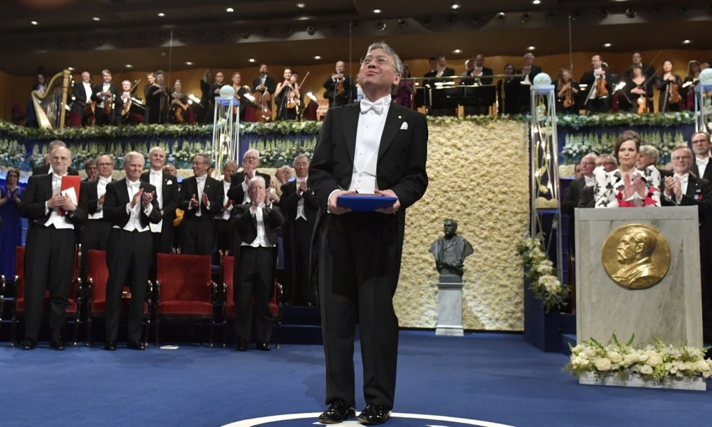 Kazuo Ishiguro nhận huy chương Nobel tại Stockholm, Thụy Điển, năm 2017. Ảnh: AFP