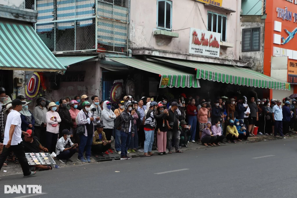 Vì tang lễ diễn ra trong không khí riêng tư, nhiều khán giả không thể vào viếng mà chỉ đứng bên ngoài, dõi theo từ xa. Hàng trăm người vây quanh nhà tang lễ, cúi đầu chào khi xe tang lăn bánh, tiễn biệt một tài năng của màn ảnh.