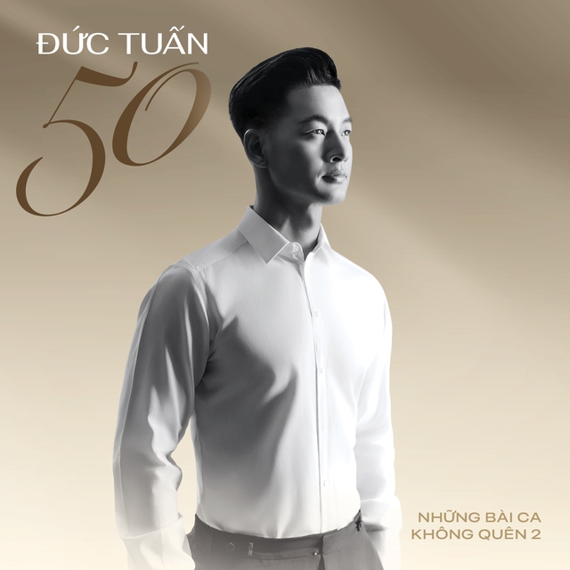 Ca sĩ Đức Tuấn hát Tiến quân ca Ca sĩ Đức Tuấn hát Tiến quân ca