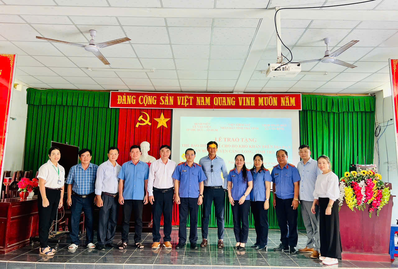 Bệnh viện Lê Văn Việt trao tặng thẻ bảo hiểm y tế cho người dân có hoàn cảnh khó khăn tại tỉnh Trà Vinh Bệnh viện Lê Văn Việt trao tặng thẻ bảo hiểm y tế cho người dân có hoàn cảnh khó khăn tại tỉnh Trà Vinh