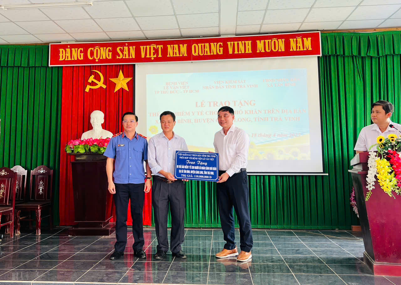 Bệnh viện Lê Văn Việt trao tặng thẻ bảo hiểm y tế cho người dân có hoàn cảnh khó khăn tại tỉnh Trà Vinh Bệnh viện Lê Văn Việt trao tặng thẻ bảo hiểm y tế cho người dân có hoàn cảnh khó khăn tại tỉnh Trà Vinh