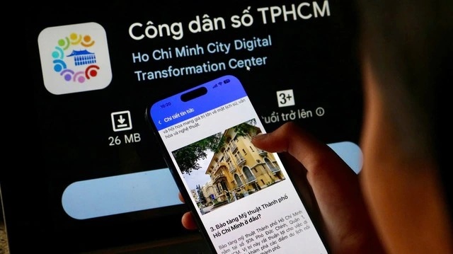 Cha mẹ theo dõi việc học của con qua app Công dân số TP.HCM