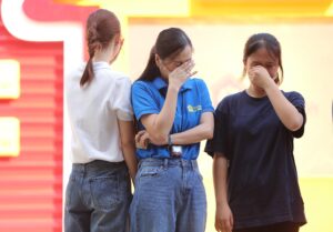 Lâm Vỹ Dạ bật khóc nức nở trước hoàn cảnh hai chị em mồ côi cả cha lẫn mẹ