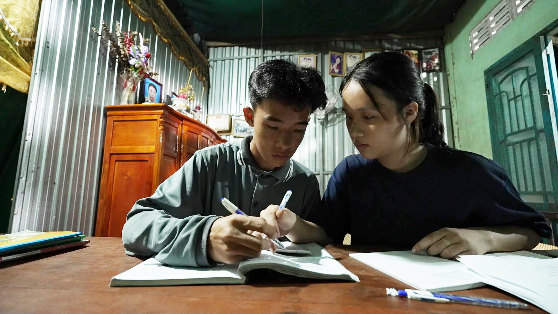 Dù khó khăn nhưng Tuyết Nhân và em trai đều chăm chỉ học tập