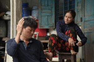 Ảnh cắt từ phim Lật mặt 8 (trên) và Thám tử Kiên: Kỳ án không đầu
