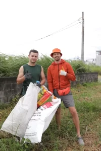 Sasha Shakhov (trái) nhặt rác ở Đà Nẵng. Ảnh: Nhân vật cung cấp