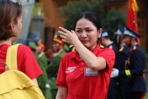Khoảnh khắc Duyên Quỳnh xúc động khi giao lưu với các chiến sĩ gây hiểu lầm (Ảnh: Facebook nhân vật).