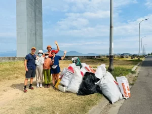 Nhóm "No Trash in Da Nang anymore" của Sasha Sakhov ở Đà Nẵng. Ảnh: Nhân vật cung cấp