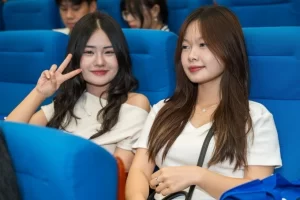 Học sinh dự buổi tư vấn tuyển sinh tại Đại học Kinh tế Quốc dân hôm 25/5. Ảnh: NEU